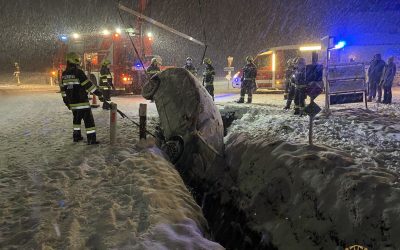 PKW Bergung und 2 LKW Bergungen am Montagabend