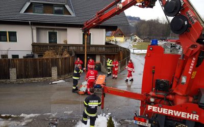 Menschenrettung aus 2. OG – Unterstützung für das Rote Kreuz