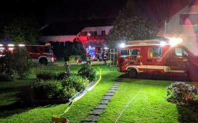 Wirtschaftsgebäude in Vollbrand