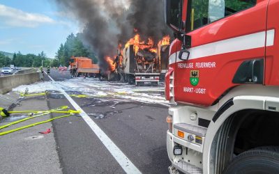 LKW Vollbrand nach Auffahrunfall